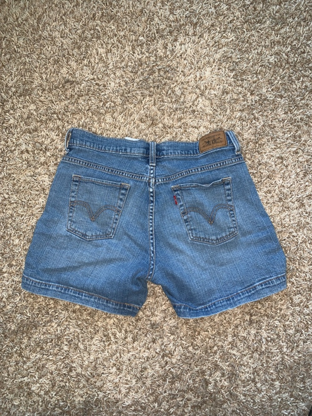Vintage Levi's Women’s Medium Wash Blue Denim Summer Jean Shorts Size 4 - Picture 6 of 8